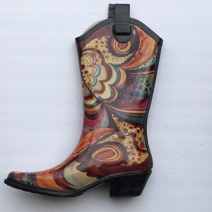 Right Wacky pattern cowboy rain boot size 6